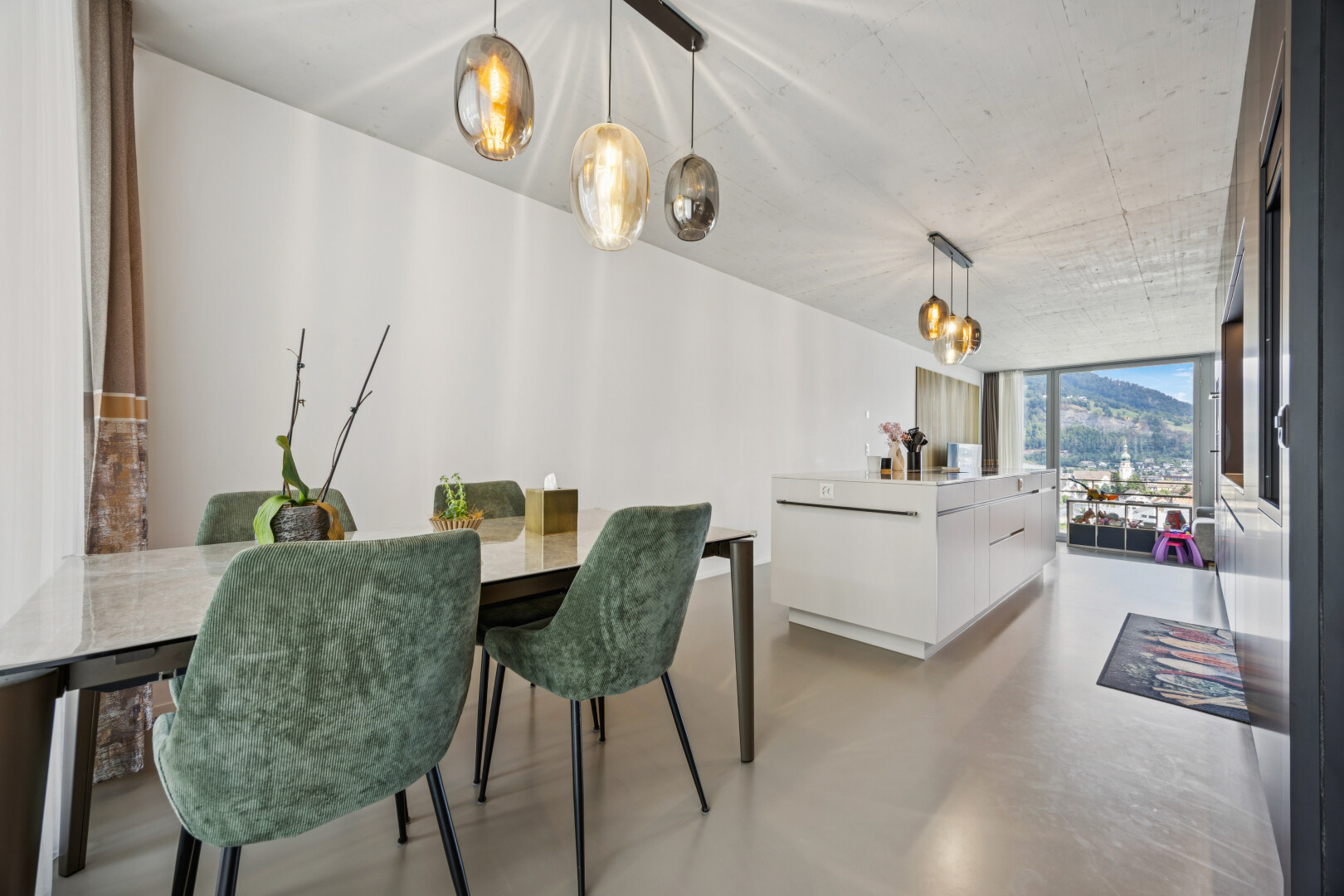 esszimmer mit pendelleuchte, finished concrete floor, inside property, concrete floor, und betonboden
