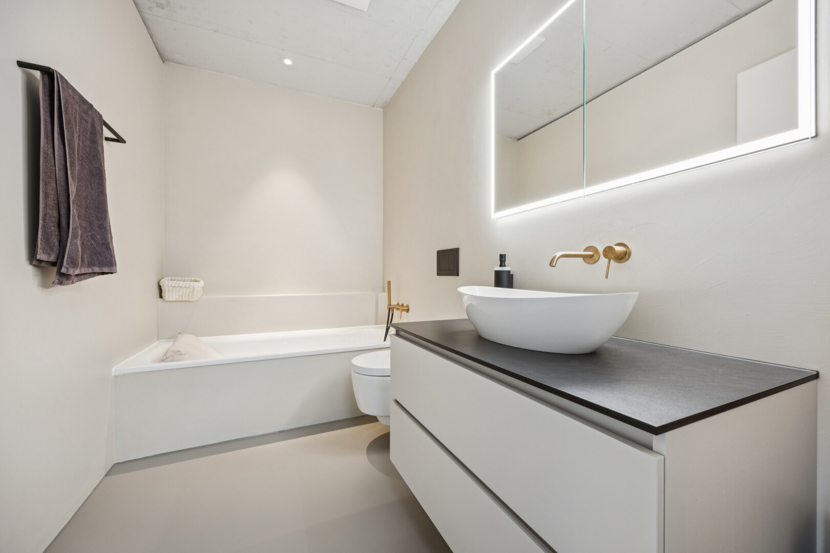 bad mit spiegel, waschbecken, komplettes badezimmer, bad, und schminktisch