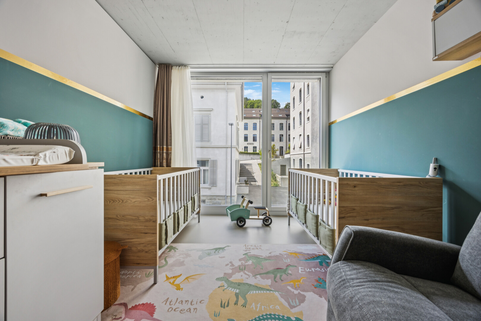 zimmer / schlafzimmer mit drywall, gipskartonwand, day time, floor ceiling windows, und inside property