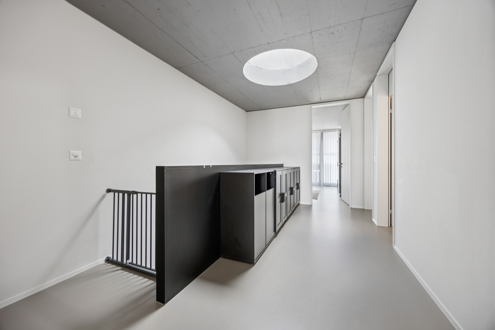 halle / korridor mit finished concrete floor, drywall, gipskartonwand, concrete floor, und betonboden