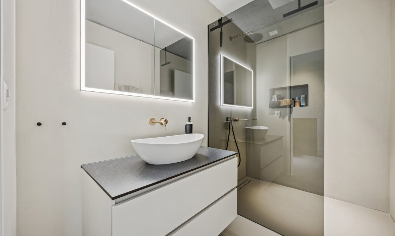 bad mit dusche, komplettes badezimmer, spiegel, waschbecken, und schminktisch