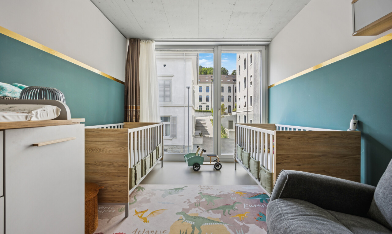 zimmer / schlafzimmer mit drywall, gipskartonwand, day time, floor ceiling windows, und inside property