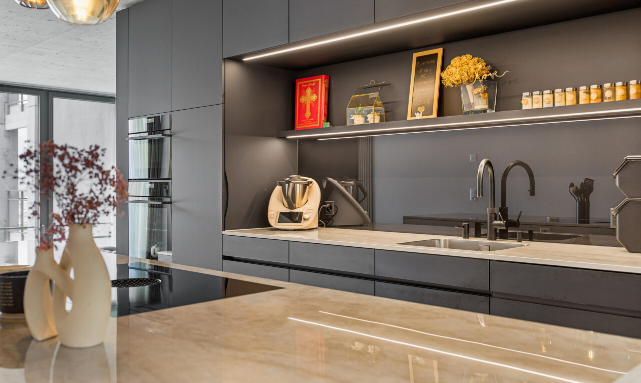 küche mit light countertops, schränke mit flachen paneelen, flat panel cabinets, waschbecken, und stein arbeitsplatten