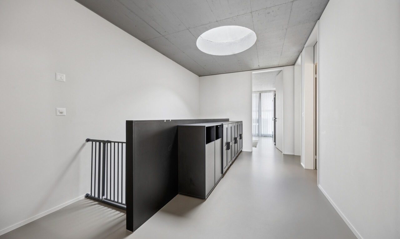 halle / korridor mit finished concrete floor, drywall, gipskartonwand, concrete floor, und betonboden