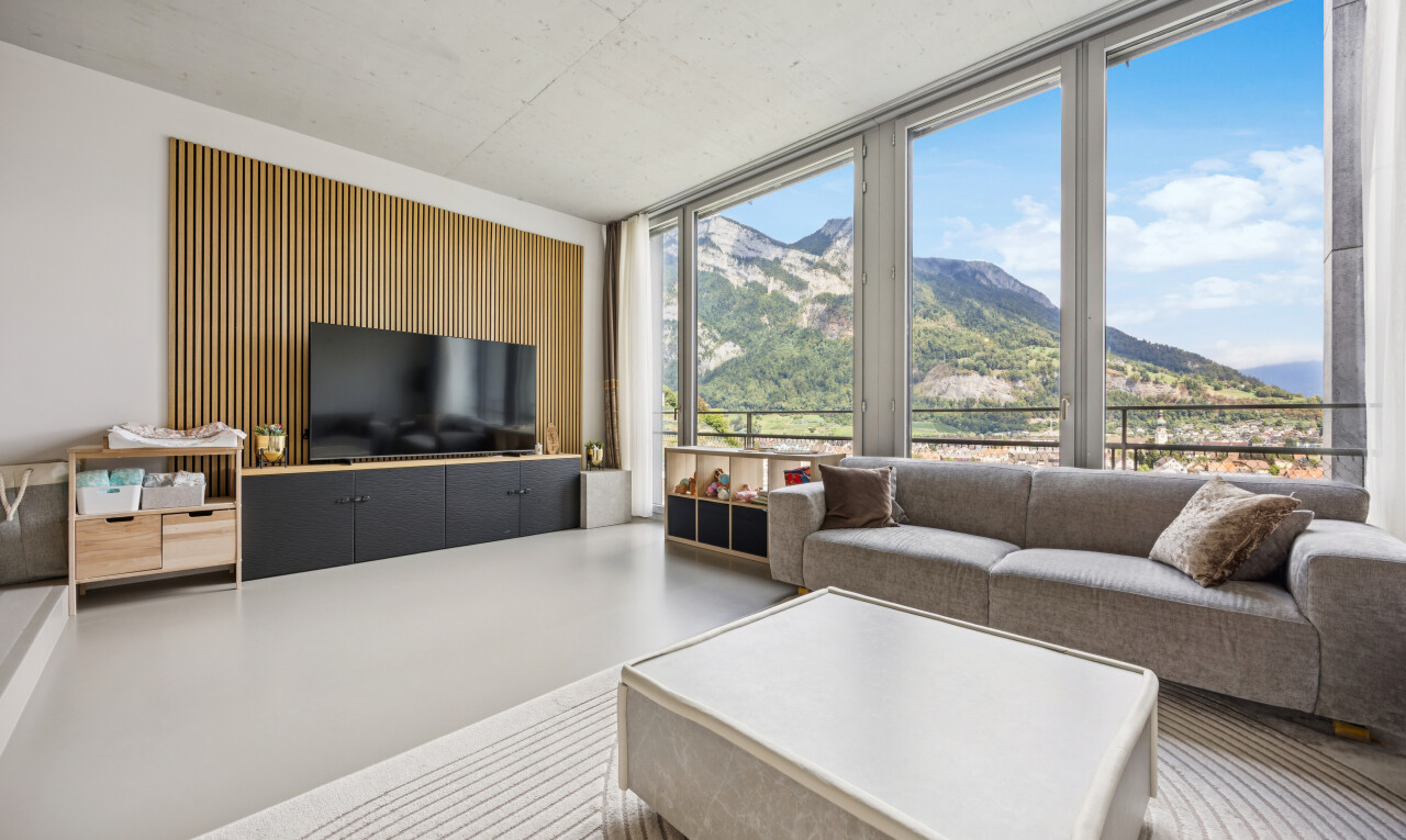 wohnzimmer mit fernseher, finished concrete floor, betonboden, concrete floor, und floor ceiling windows