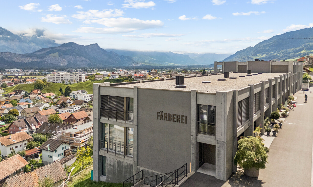 außenansicht mit drone view, mountain view, blick auf die berge, und day time