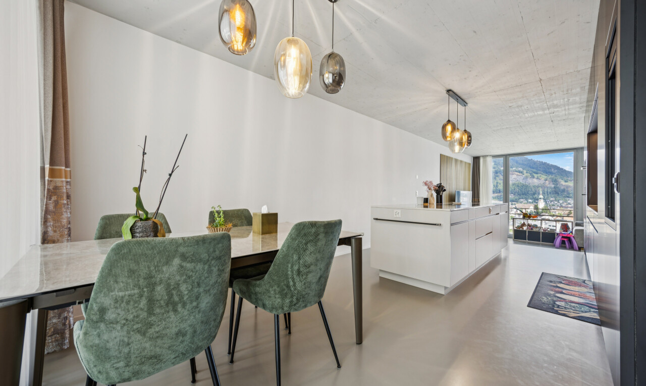 esszimmer mit pendelleuchte, finished concrete floor, inside property, concrete floor, und betonboden