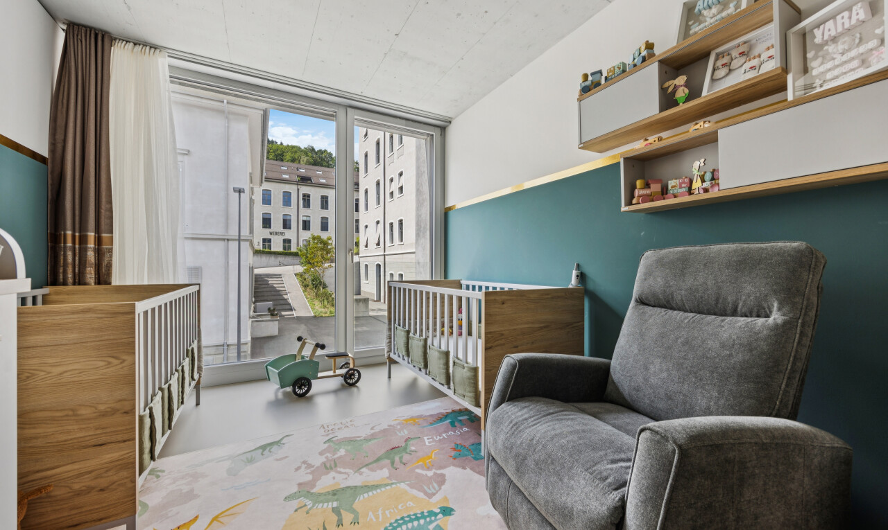zimmer / schlafzimmer mit floor ceiling windows, drywall, gipskartonwand, eingebaute regale, und inside property