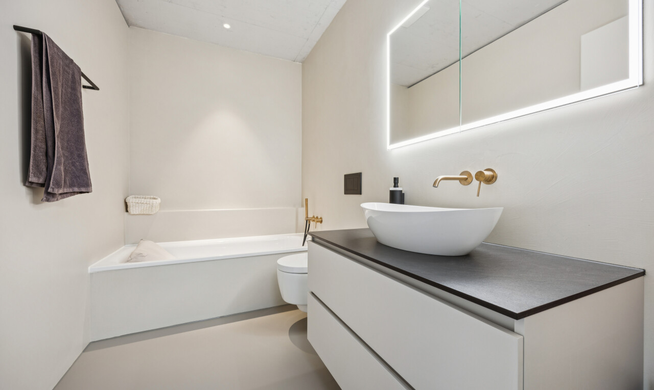 bad mit spiegel, waschbecken, komplettes badezimmer, bad, und schminktisch