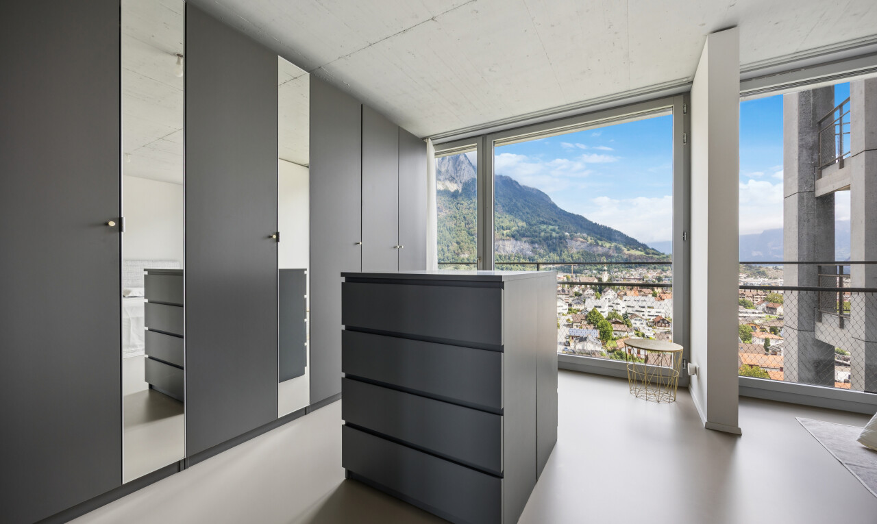 zimmer / schlafzimmer mit blick auf die berge, mountain view, floor ceiling windows, view focus, und day time