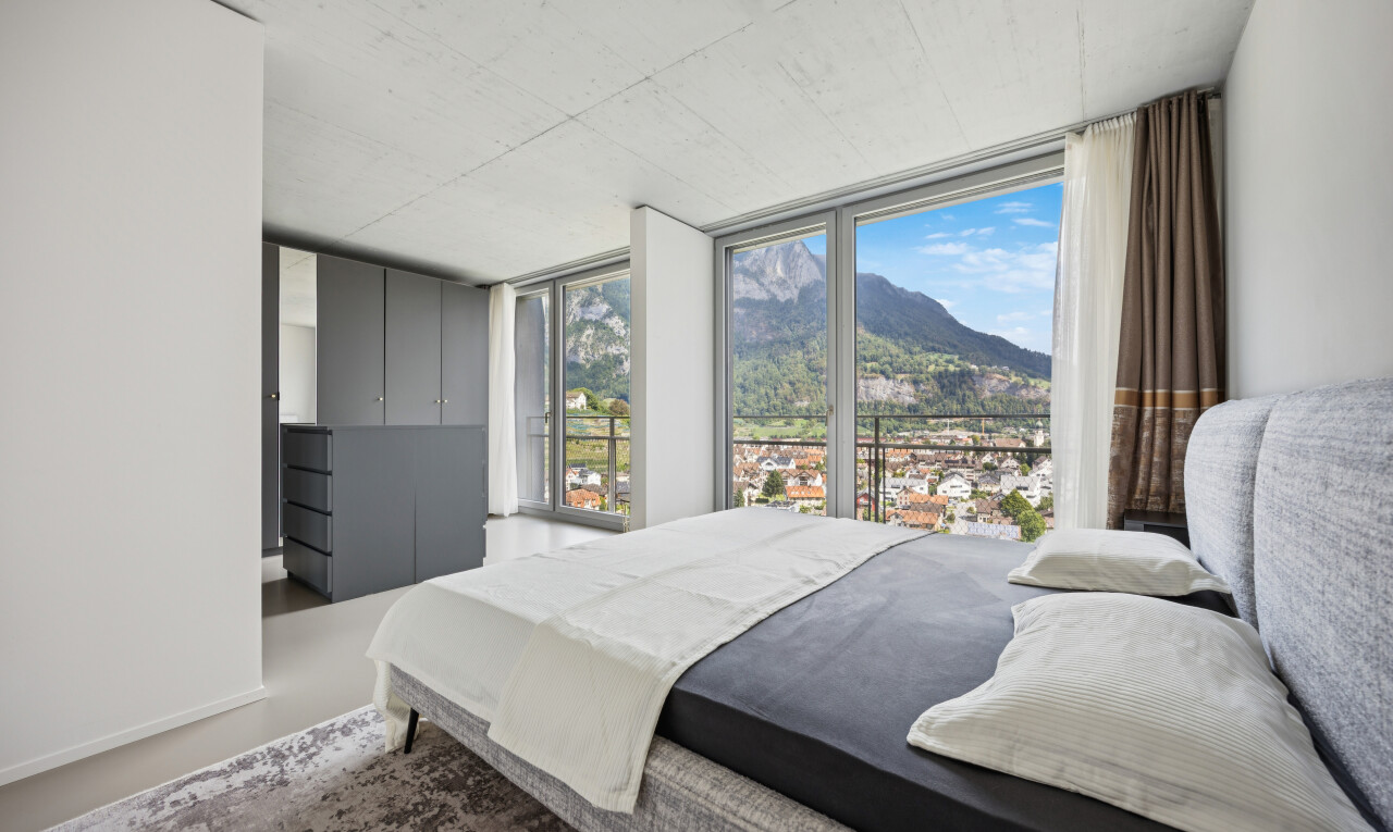 zimmer / schlafzimmer mit mountain view, blick auf die berge, drywall, gipskartonwand, und view focus