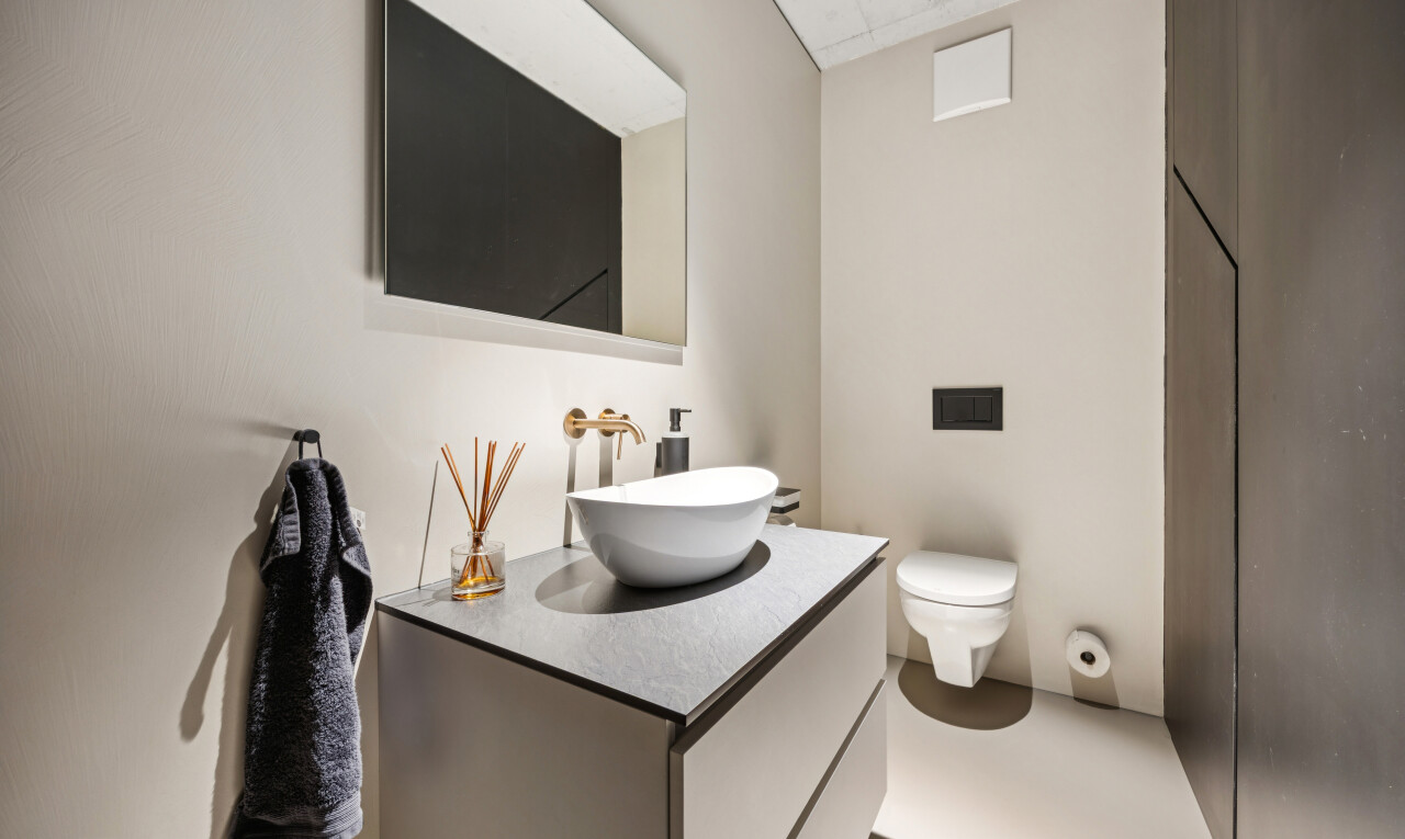 bad mit waschbecken, spiegel, schminktisch, drywall, und gipskartonwand