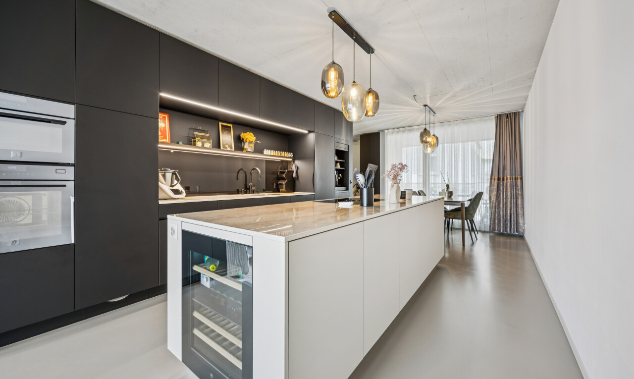 küche mit schwarze schränke, black cabinets, schränke mit flachen paneelen, flat panel cabinets, und offene regale