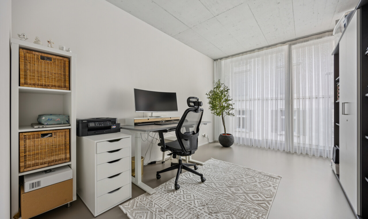 büro mit concrete ceiling, betondecke, finished concrete floor, fernseher, und concrete floor