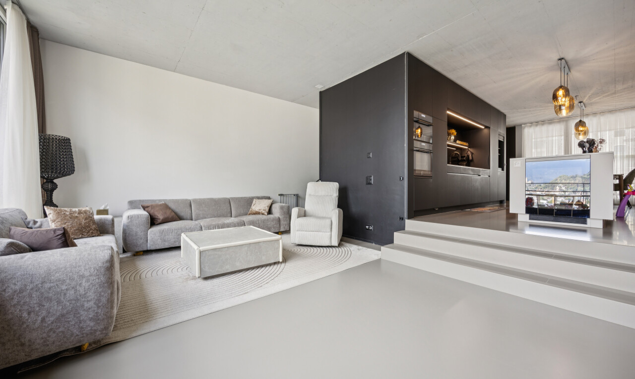 wohnzimmer mit concrete floor, betonboden, finished concrete floor, drywall, und gipskartonwand