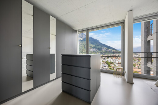zimmer / schlafzimmer mit blick auf die berge, mountain view, floor ceiling windows, view focus, und day time