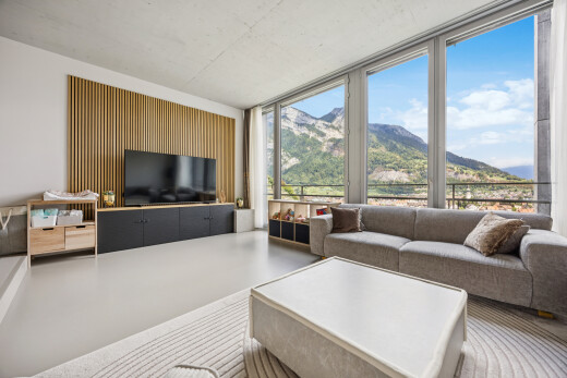 wohnzimmer mit fernseher, finished concrete floor, betonboden, concrete floor, und floor ceiling windows