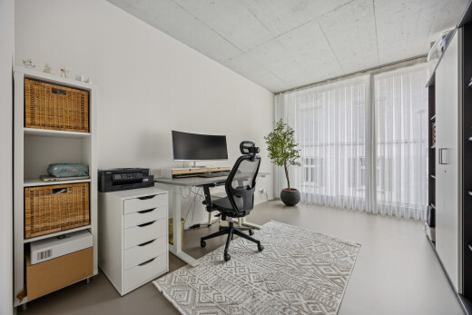 büro mit concrete ceiling, betondecke, finished concrete floor, fernseher, und concrete floor