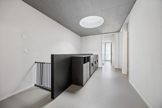 halle / korridor mit finished concrete floor, drywall, gipskartonwand, concrete floor, und betonboden