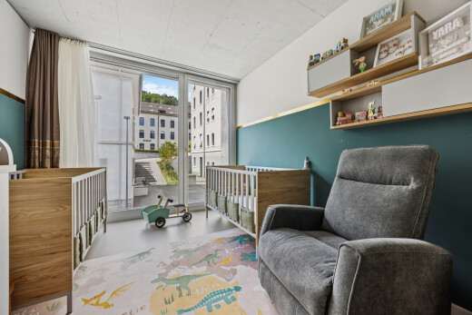 zimmer / schlafzimmer mit floor ceiling windows, drywall, gipskartonwand, eingebaute regale, und inside property