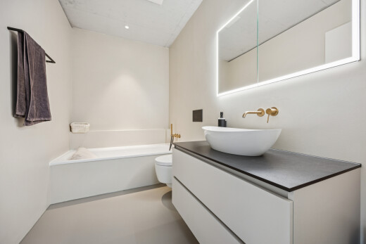 bad mit spiegel, waschbecken, komplettes badezimmer, bad, und schminktisch