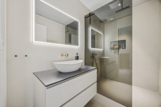 bad mit dusche, komplettes badezimmer, spiegel, waschbecken, und schminktisch