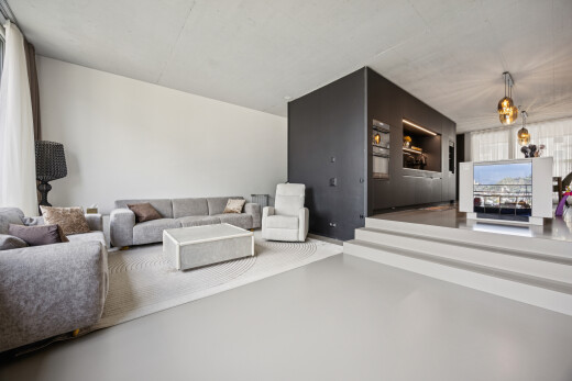 wohnzimmer mit concrete floor, betonboden, finished concrete floor, drywall, und gipskartonwand