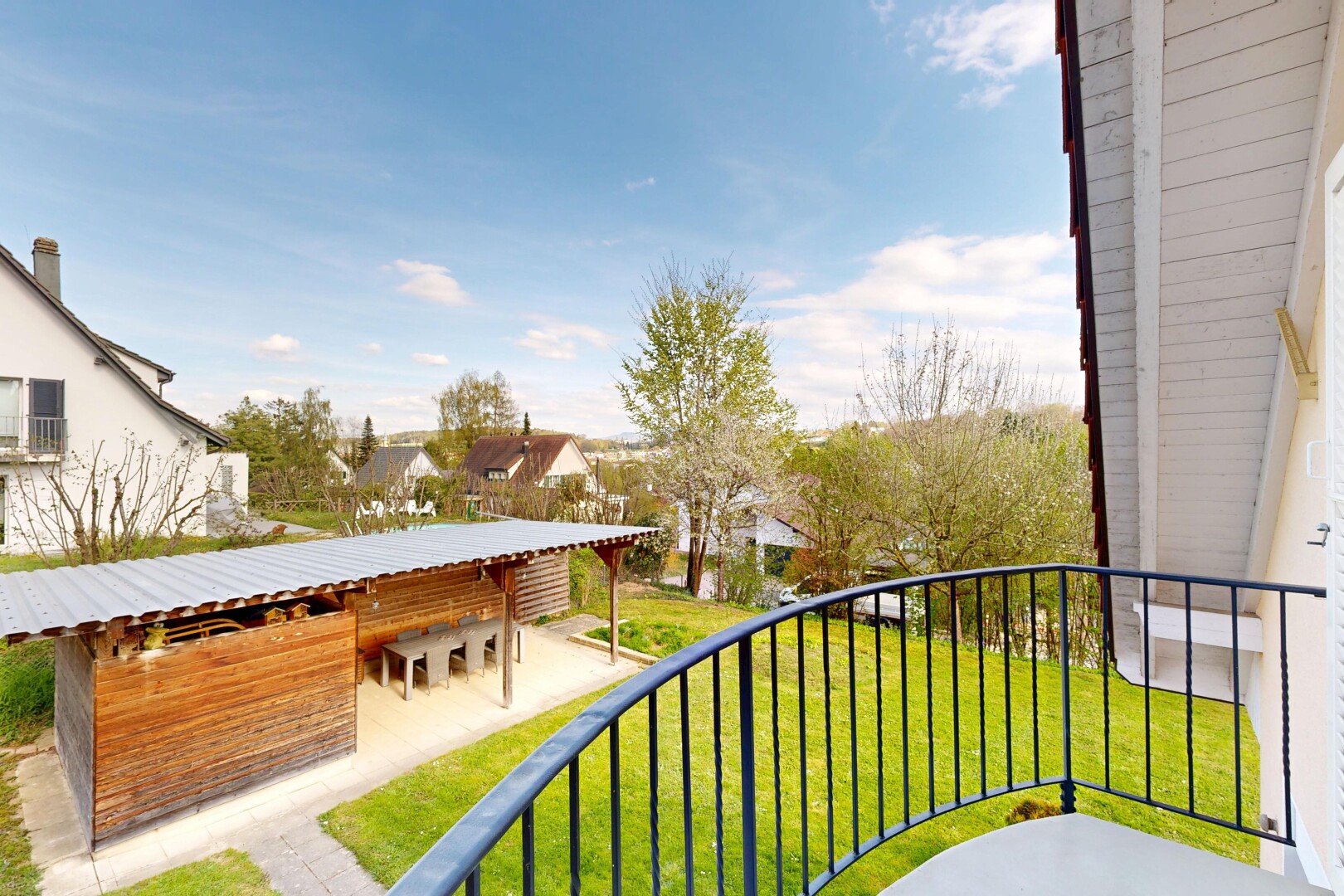 balcon avec residential view, vue résidentielle, from property, day time, et balcon