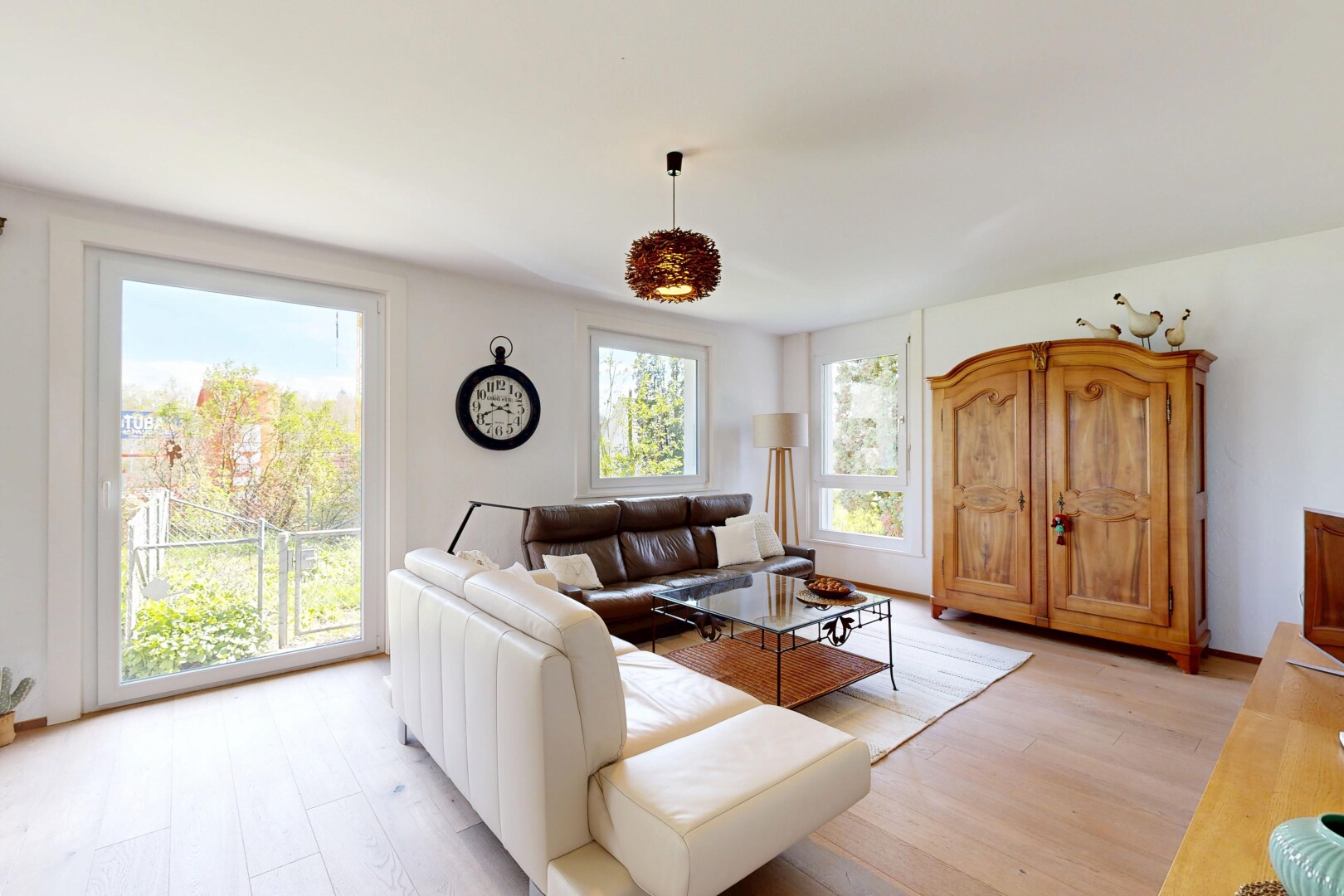 salon avec sol en finition bois, wood finish floor, cloison sèche, drywall, et inside property