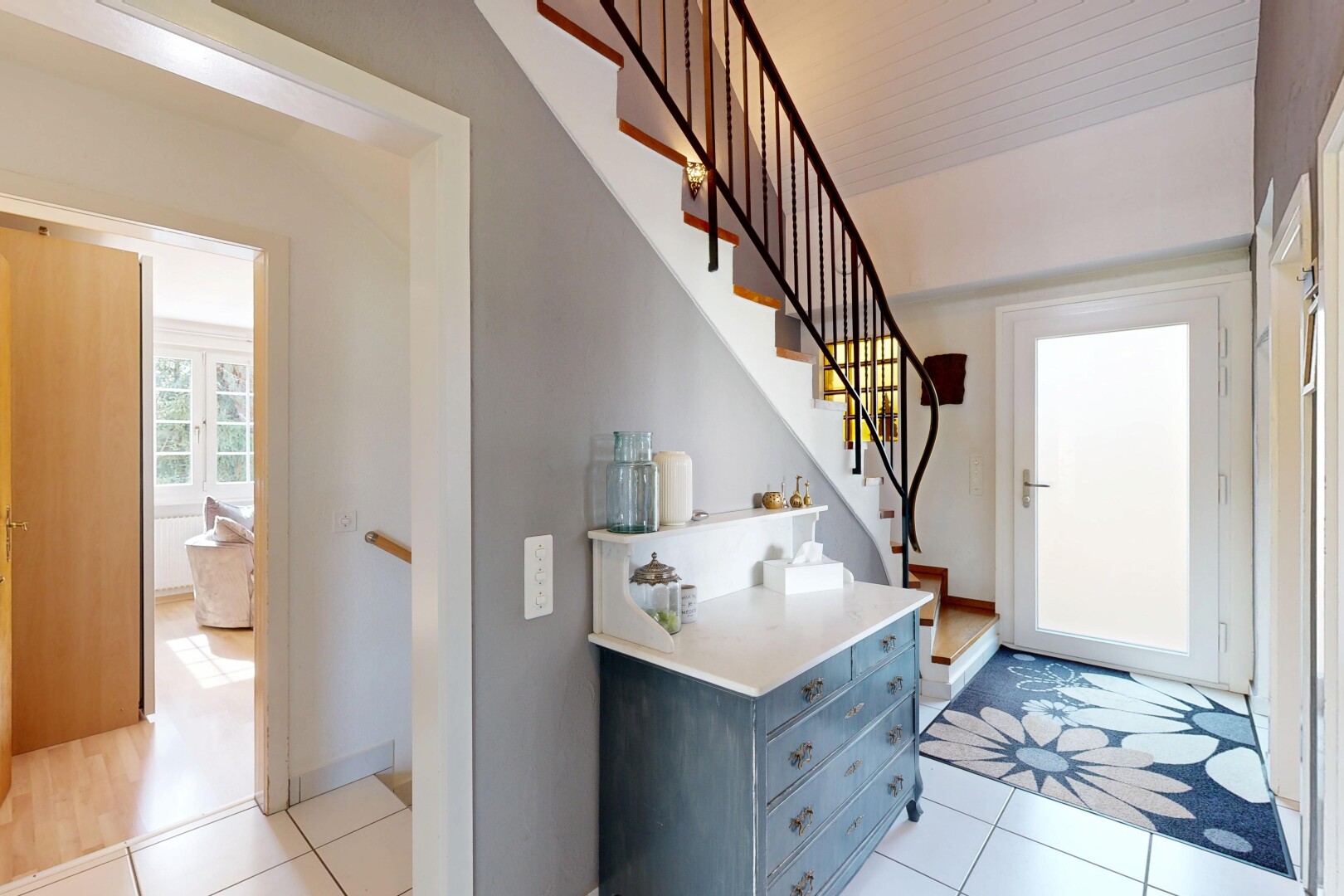 couloir avec escaliers, light floor, inside property, cloison sèche, et drywall