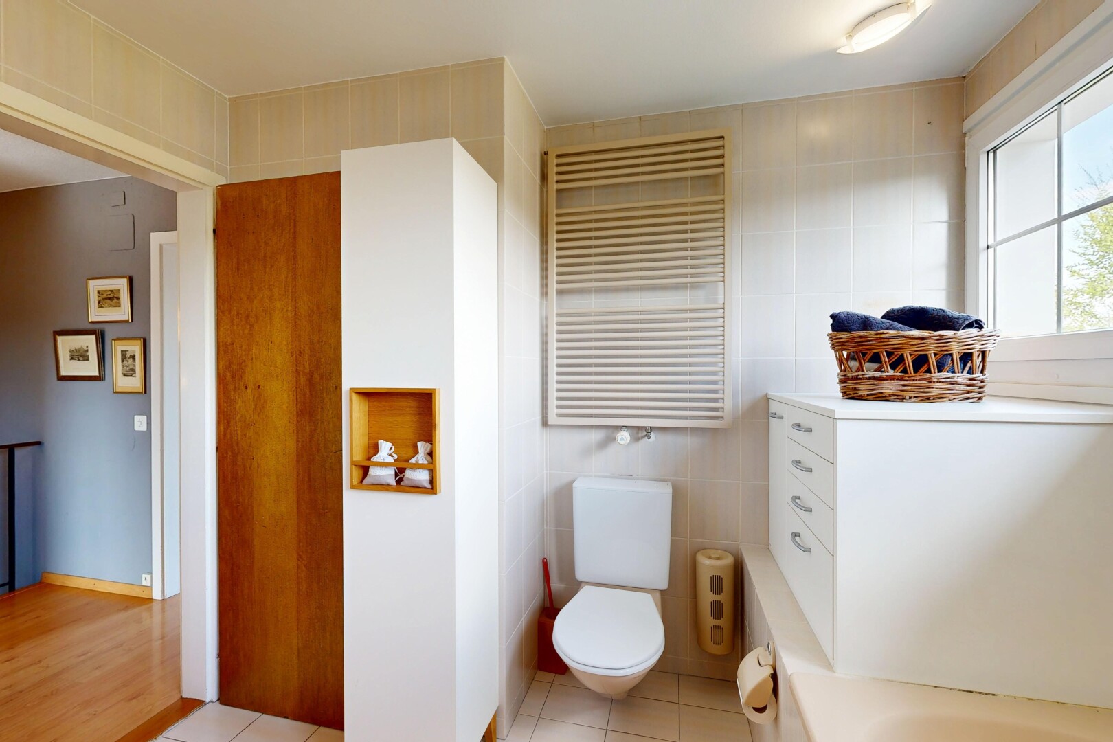salle de bains avec radiateur, inside property, sol en carrelage, tile floor, et mur en carrelage