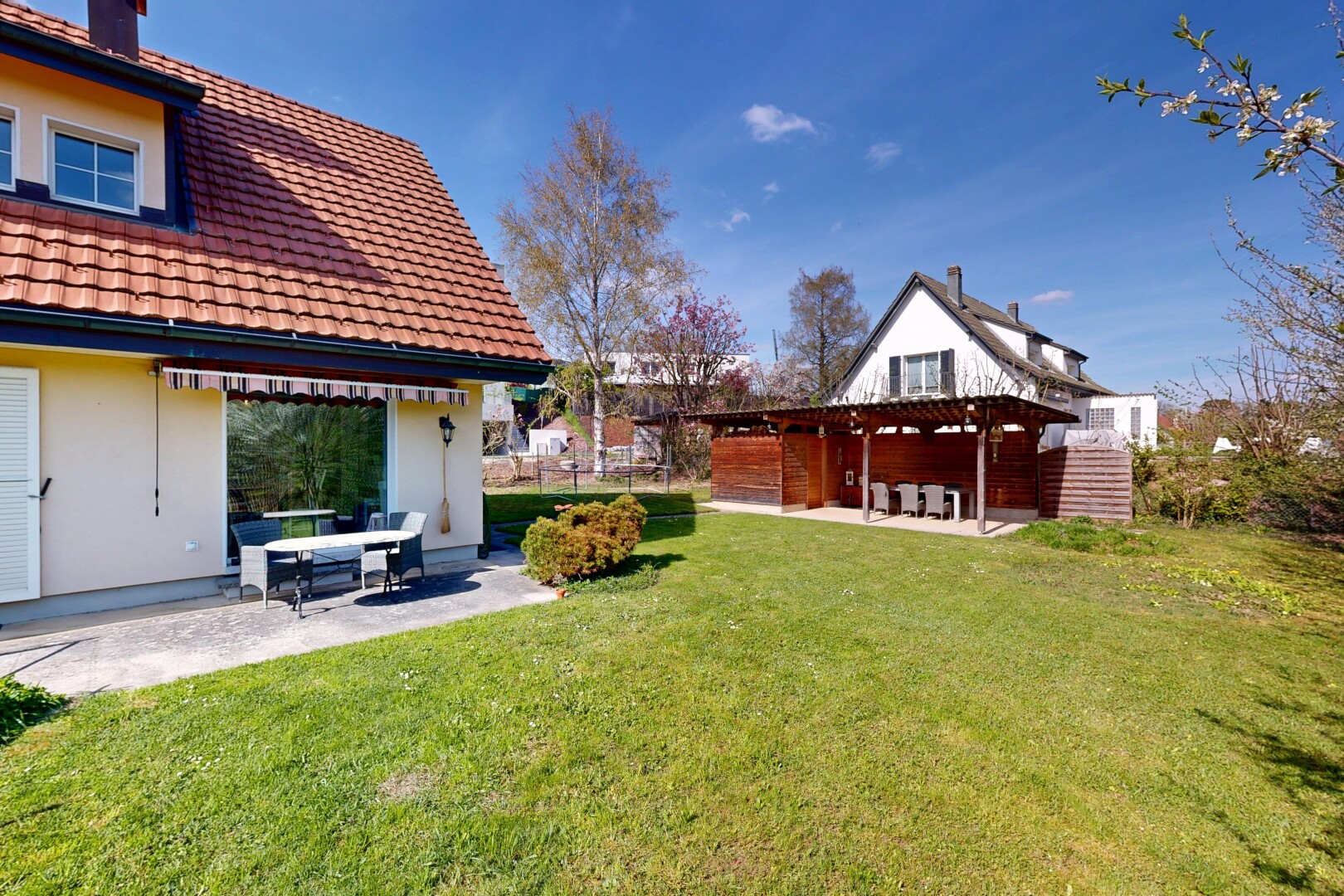 jardin avec terrasse, property visible, pelouse, pergola, et auvent