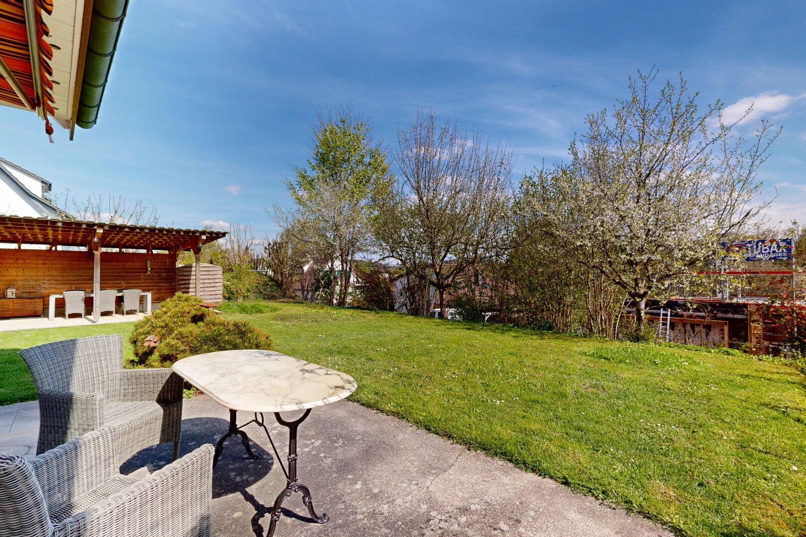 jardin avec terrasse, pelouse, pergola, day time, et from property