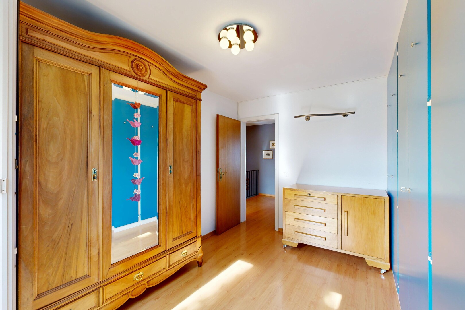 chambre avec sol en finition bois, wood finish floor, cloison sèche, drywall, et inside property