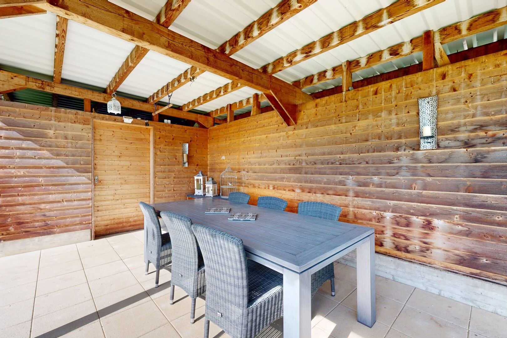 salle à manger avec inside property, mur en bois, wood wall, sol en carrelage, et tile floor