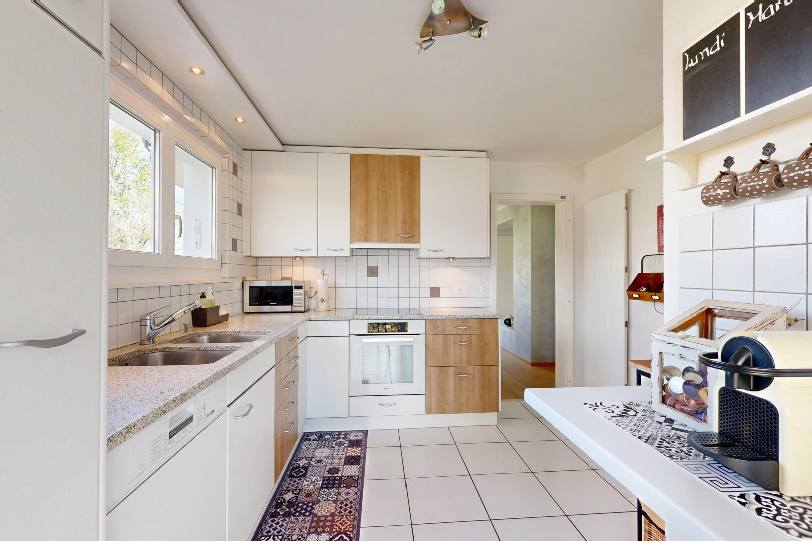 cuisine avec light countertops, four, dosseret, backsplash, et inside property