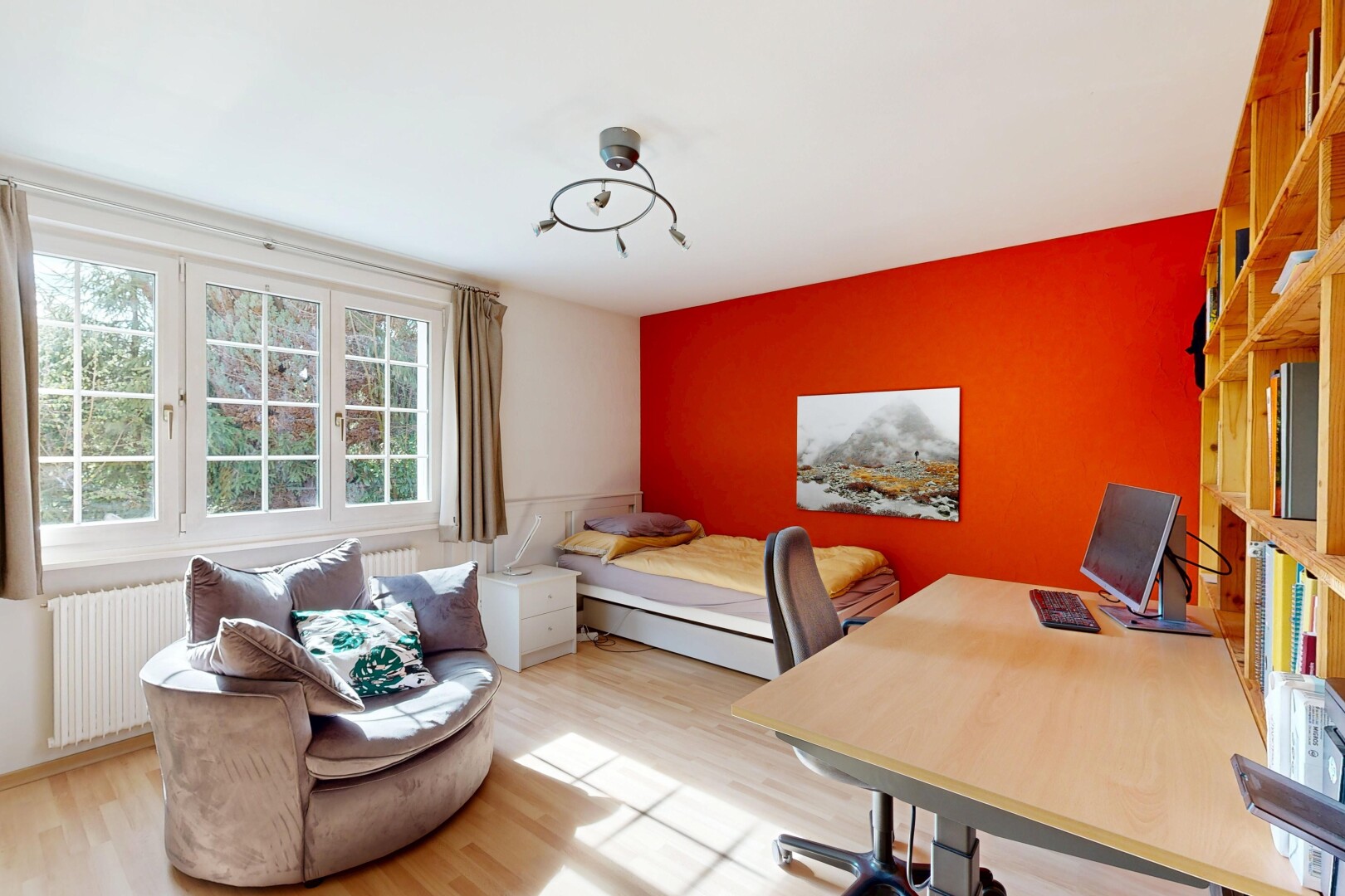 chambre avec cloison sèche, drywall, sol en finition bois, wood finish floor, et radiateur