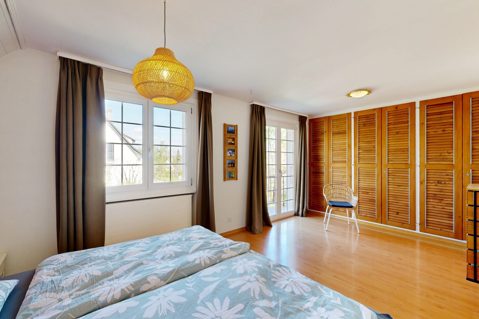 chambre avec cloison sèche, drywall, inside property, sol en finition bois, et wood finish floor