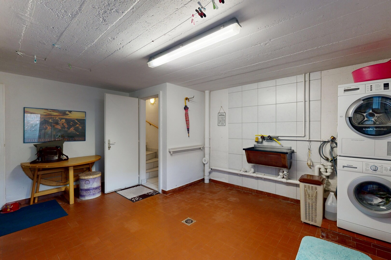 buanderie avec sous-sol, inside property, lave-linge et sèche-linge superposés, cloison sèche, et drywall