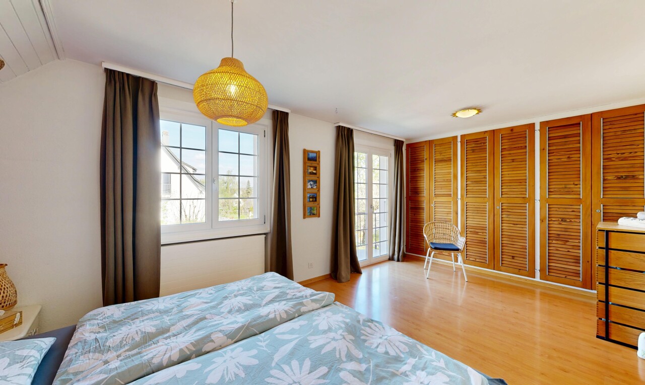 chambre avec cloison sèche, drywall, inside property, sol en finition bois, et wood finish floor