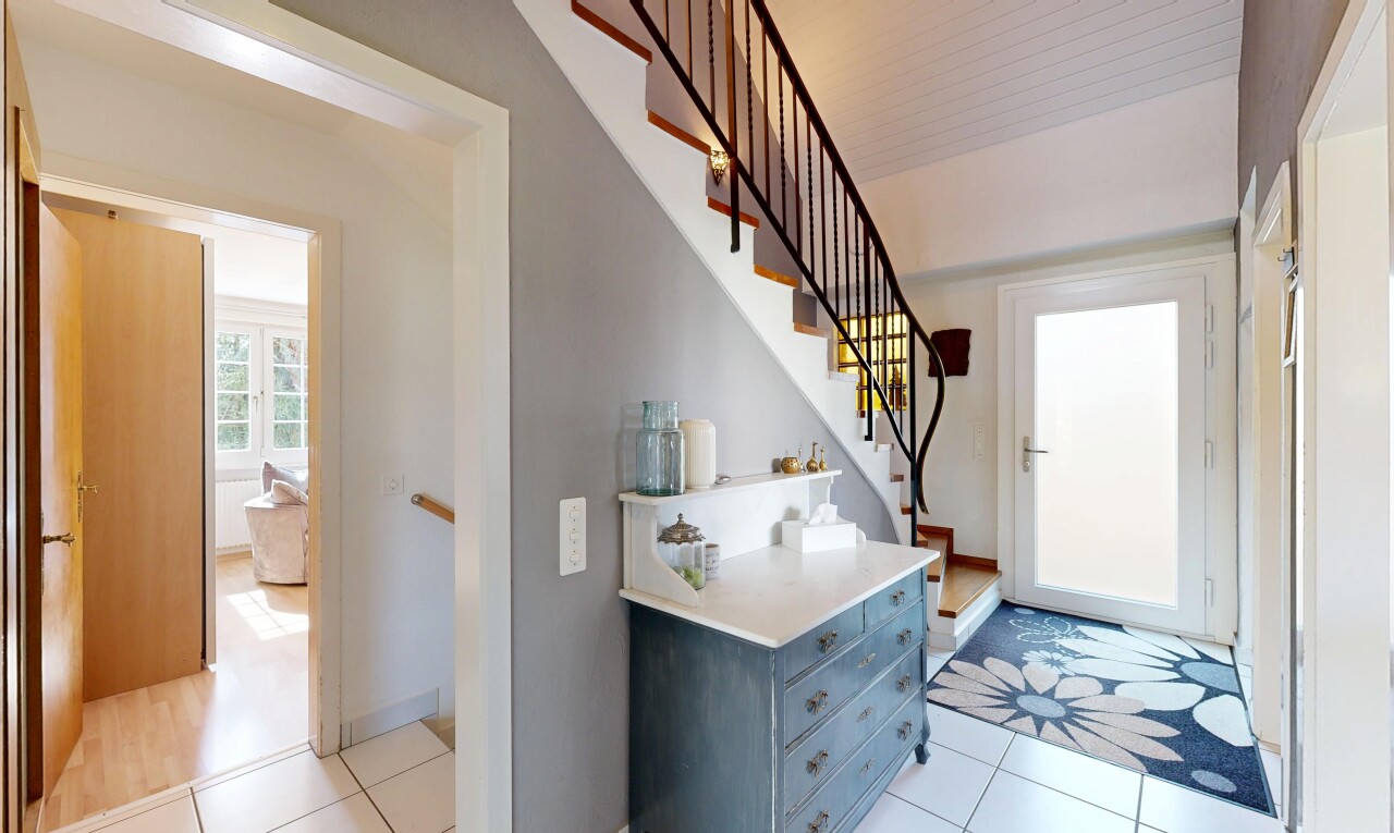 couloir avec escaliers, light floor, inside property, cloison sèche, et drywall