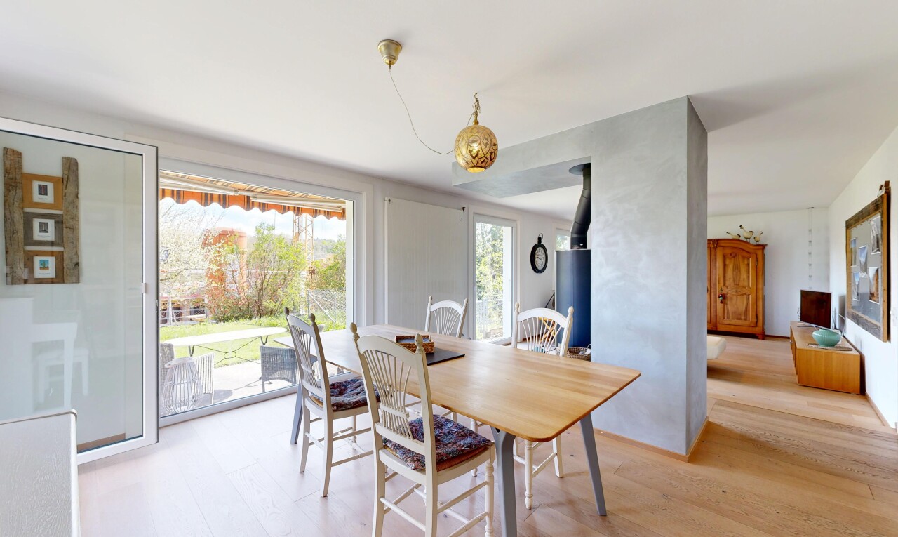salle à manger avec sol en finition bois, wood finish floor, inside property, lumière naturelle, et natural light