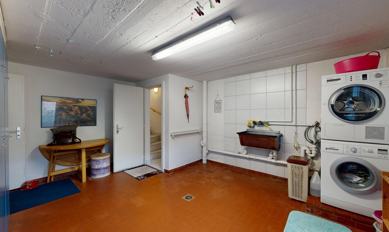 buanderie avec sous-sol, inside property, lave-linge et sèche-linge superposés, cloison sèche, et drywall