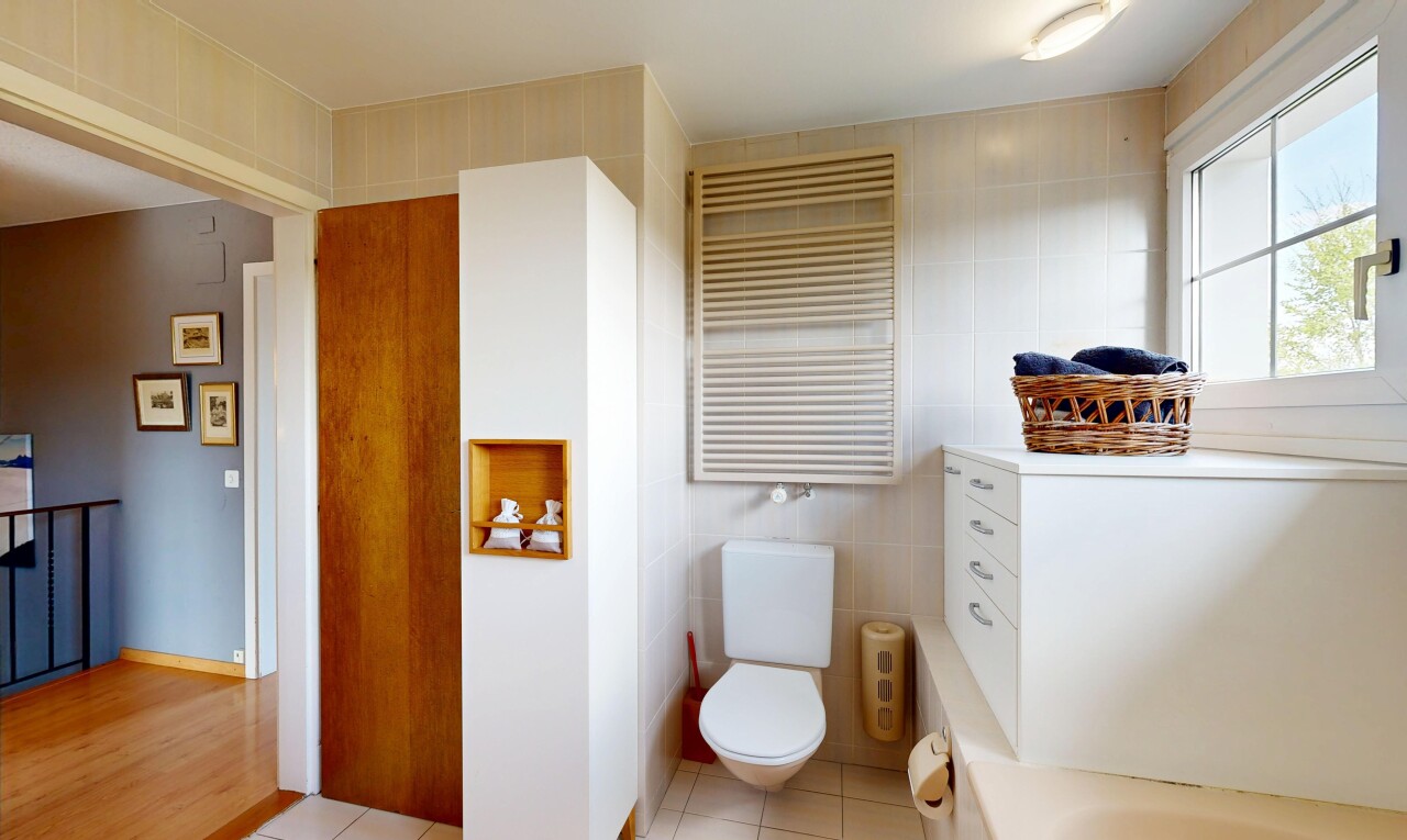 salle de bains avec radiateur, inside property, sol en carrelage, tile floor, et mur en carrelage