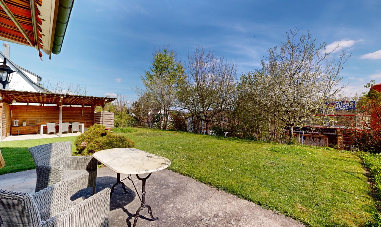 jardin avec terrasse, pelouse, pergola, day time, et from property