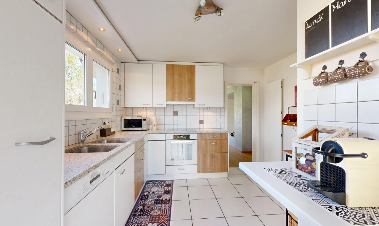cuisine avec light countertops, four, dosseret, backsplash, et inside property