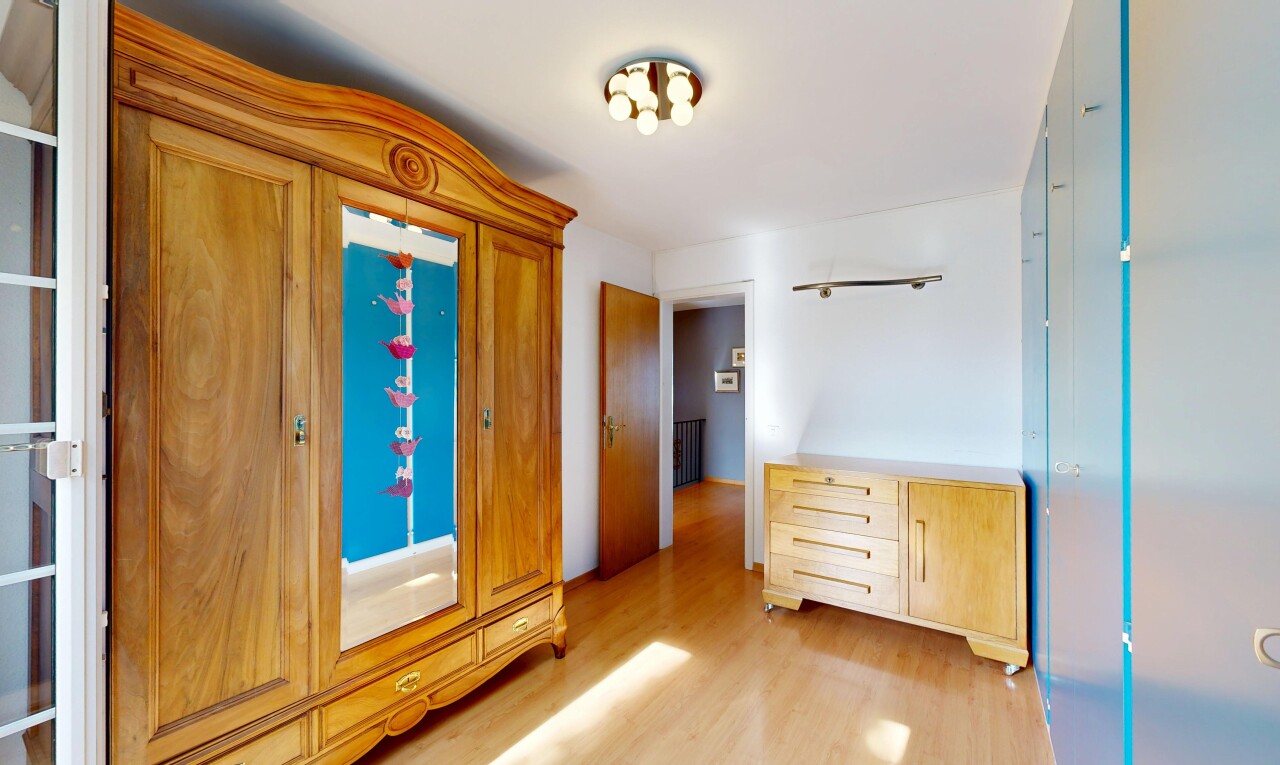 chambre avec sol en finition bois, wood finish floor, cloison sèche, drywall, et inside property