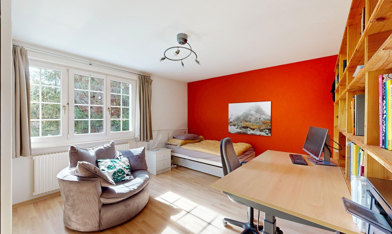 chambre avec cloison sèche, drywall, sol en finition bois, wood finish floor, et radiateur