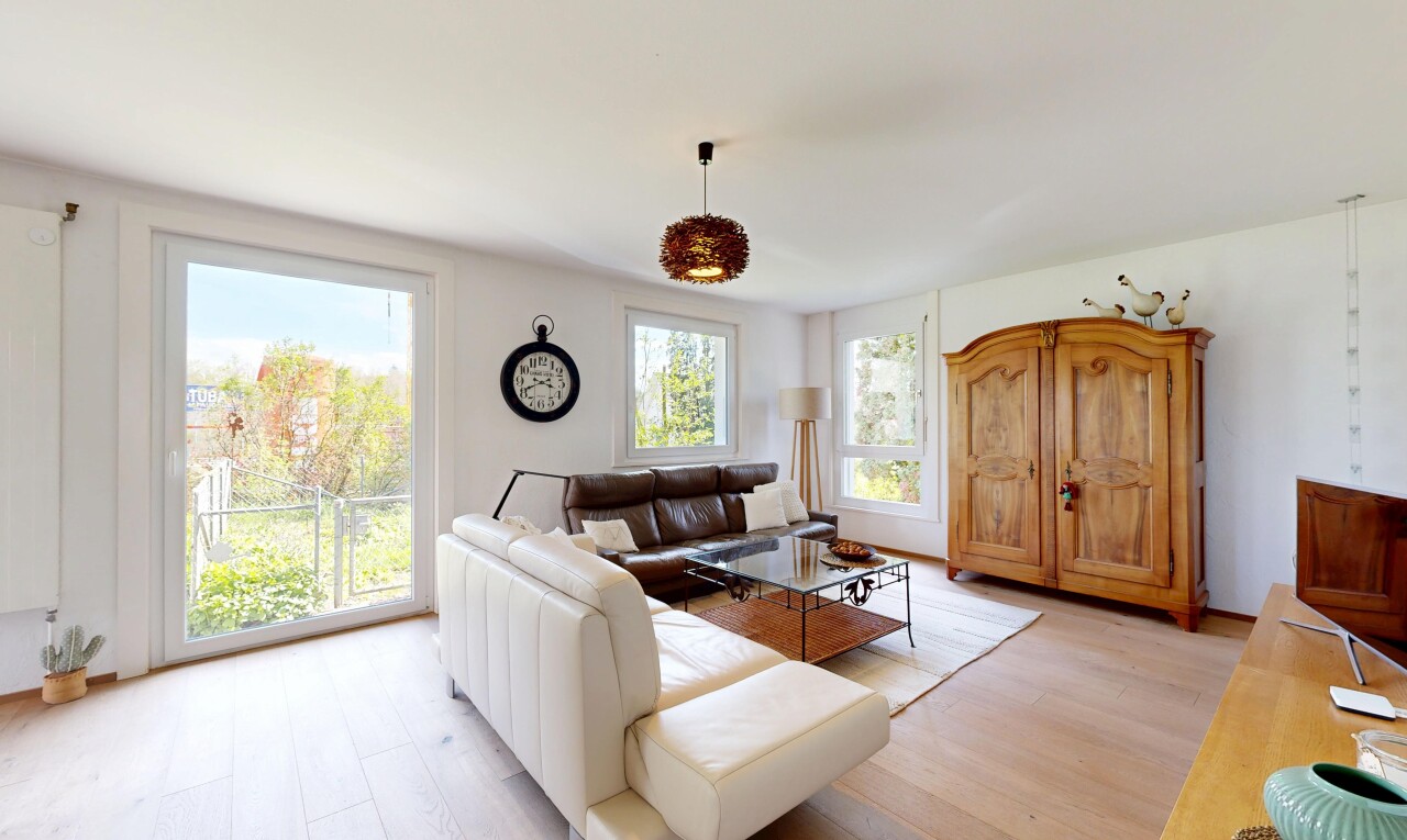 salon avec sol en finition bois, wood finish floor, cloison sèche, drywall, et inside property