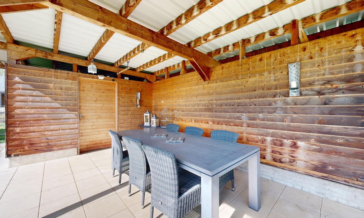 salle à manger avec inside property, mur en bois, wood wall, sol en carrelage, et tile floor